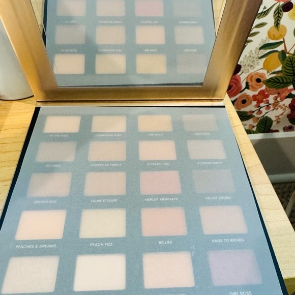 NWT ICONIC London Day to Slay Palette with Gold and Black Accents​​ - Picture 2 of 4